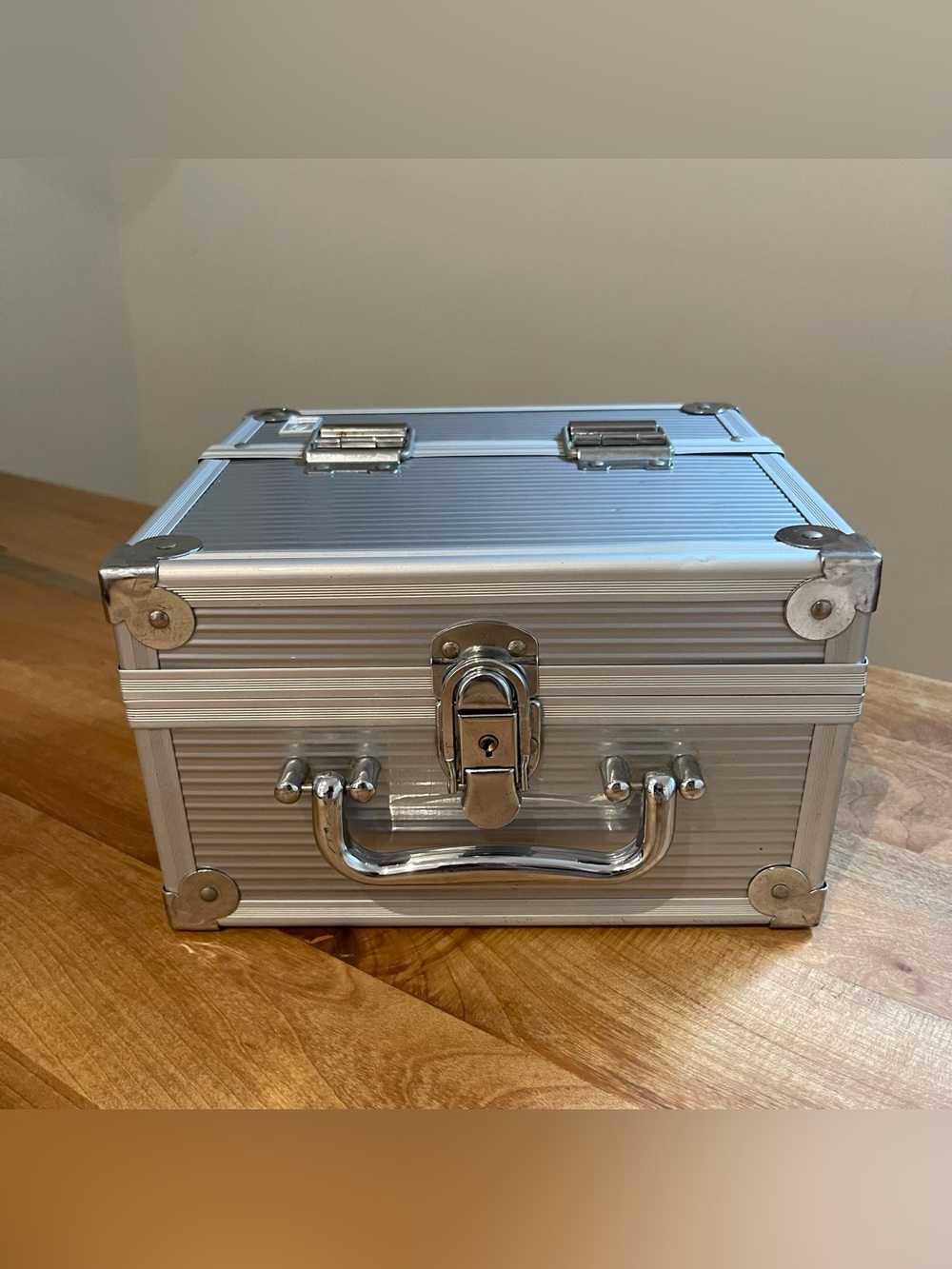 Y2K Caboodles Silver Metallic Train Makeup Case w Keys 3-Tier Travel MUA Storage
